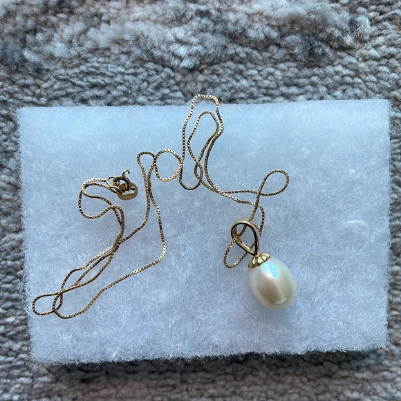 New in box - Macy's Freshwater Pearl Pendant Necklace - Picture 3 of 12